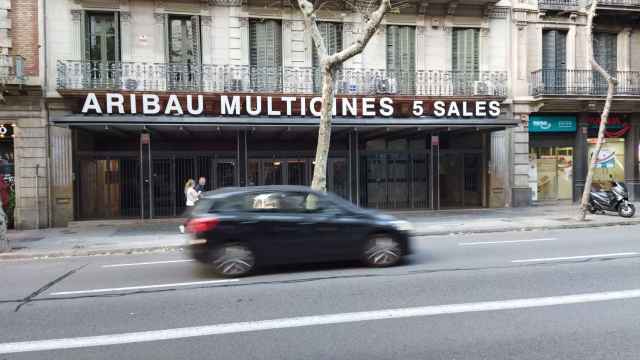 Fachada del cine Aribau, en el Eixample de Barcelona / METRÓPOLI - JORDI SUBIRANA