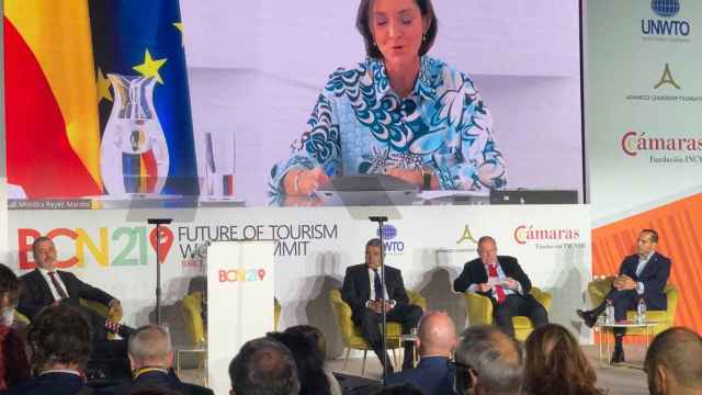 La ministra Maroto, en primer término, junto a Jaume Collboni, Juan Verde, José Luis Bonet y Roger Torrent, en la cumbre mundial del turismo / MA