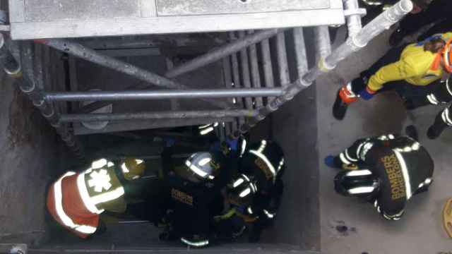 Imagen del rescate a un trabajador que cayó por el agujero del ascensor en Maragall / BOMBERS DE BARCELONA