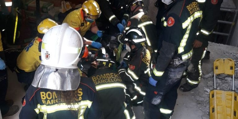 Imagen del rescate a un trabajador que cayó por el agujero del ascensor en Maragall / BOMBERS DE BARCELONA