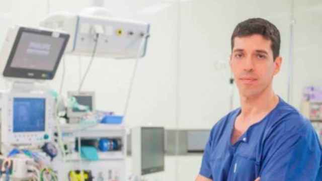 El doctor Gonzalo Samitier, cirujano ortopédico especializado en lesiones deportivas del Centro Médico Quirónsalud Aribau / QUIRÓNSALUD