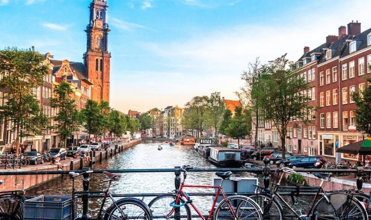 Canal de Ámsterdam en una imagen de archivo