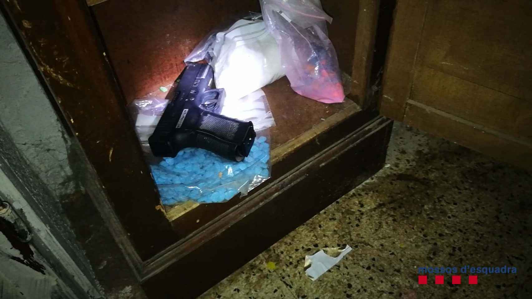 Drogas y un arma, material incautado en una narconave de Badalona / MOSSOS D'ESQUADRA