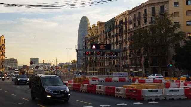 La entrada del túnel de Glòries, en Gran Via con Padilla, todavía cerrada / METRÓPOLI - JORDI SUBIRANA