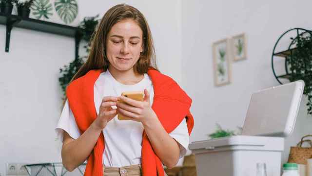 Mujer con teléfono / PEXELS