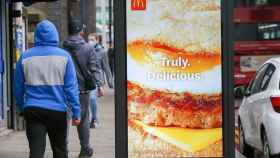 Cartel con un anuncio de McDonalds en Londres / EP