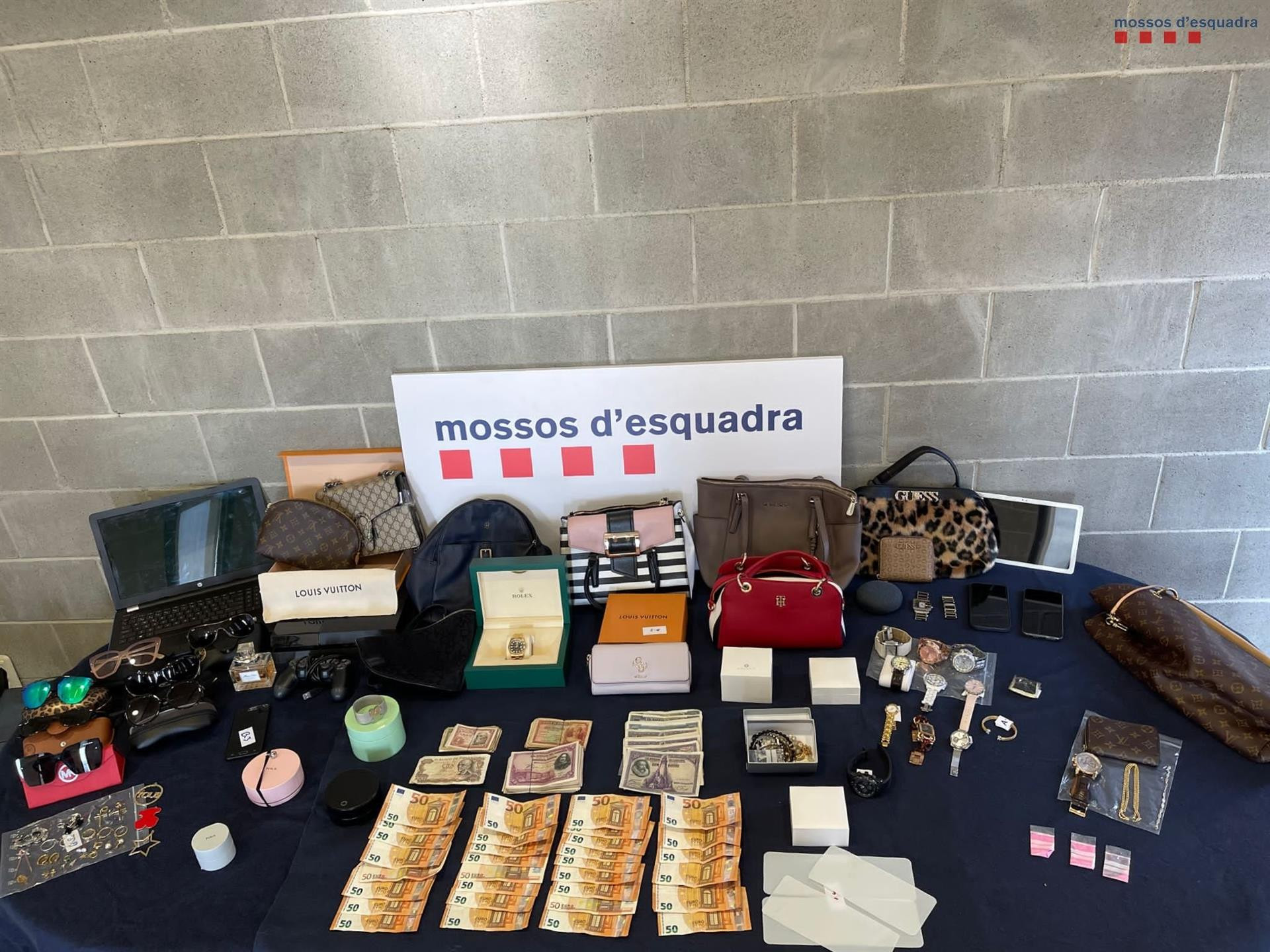 Dinero y otros objetos robados durante los robos en Barcelona - MOSSOS D'ESQUADRA