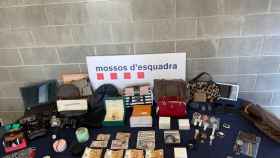 Dinero y otros objetos robados durante los robos en Barcelona - MOSSOS D'ESQUADRA