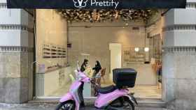 Una de las motos que ofrecen el servicio 'delivery' de Prettify frente a uno de los locales físicos de la compañía / METRÓPOLI
