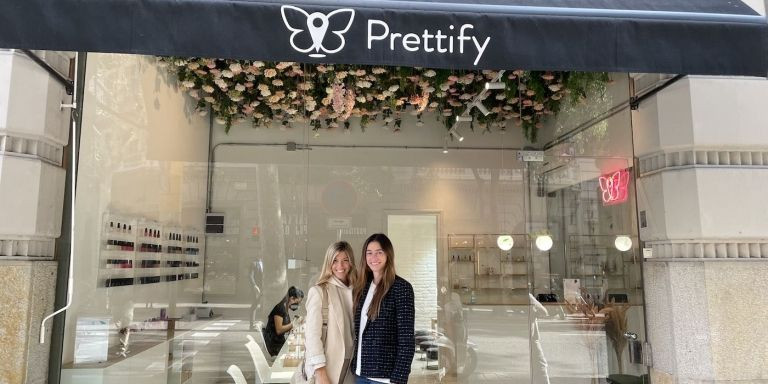 Natalia Beciu y Valeria Doms, creadoras de Prettify, frente a uno de los salones de la empresa / METRÓPOLI
