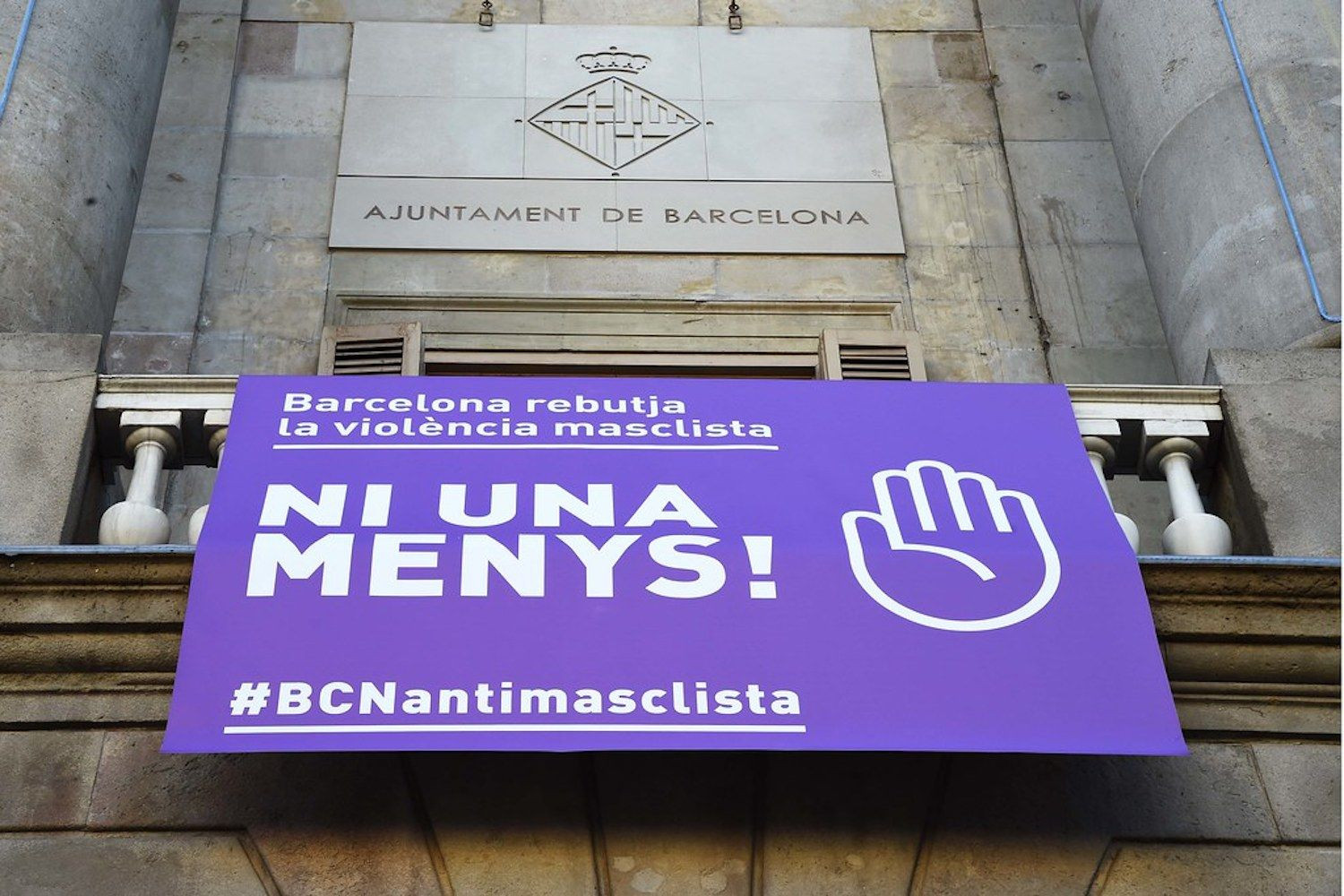 Cartel de rechazo a la violencia machista contra las mujeres en el Ayuntamiento de Barcelona / FLICKR
