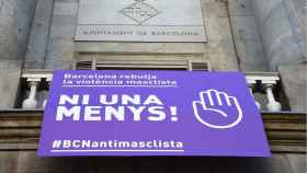 Cartel de rechazo a la violencia machista contra las mujeres en el Ayuntamiento de Barcelona / FLICKR