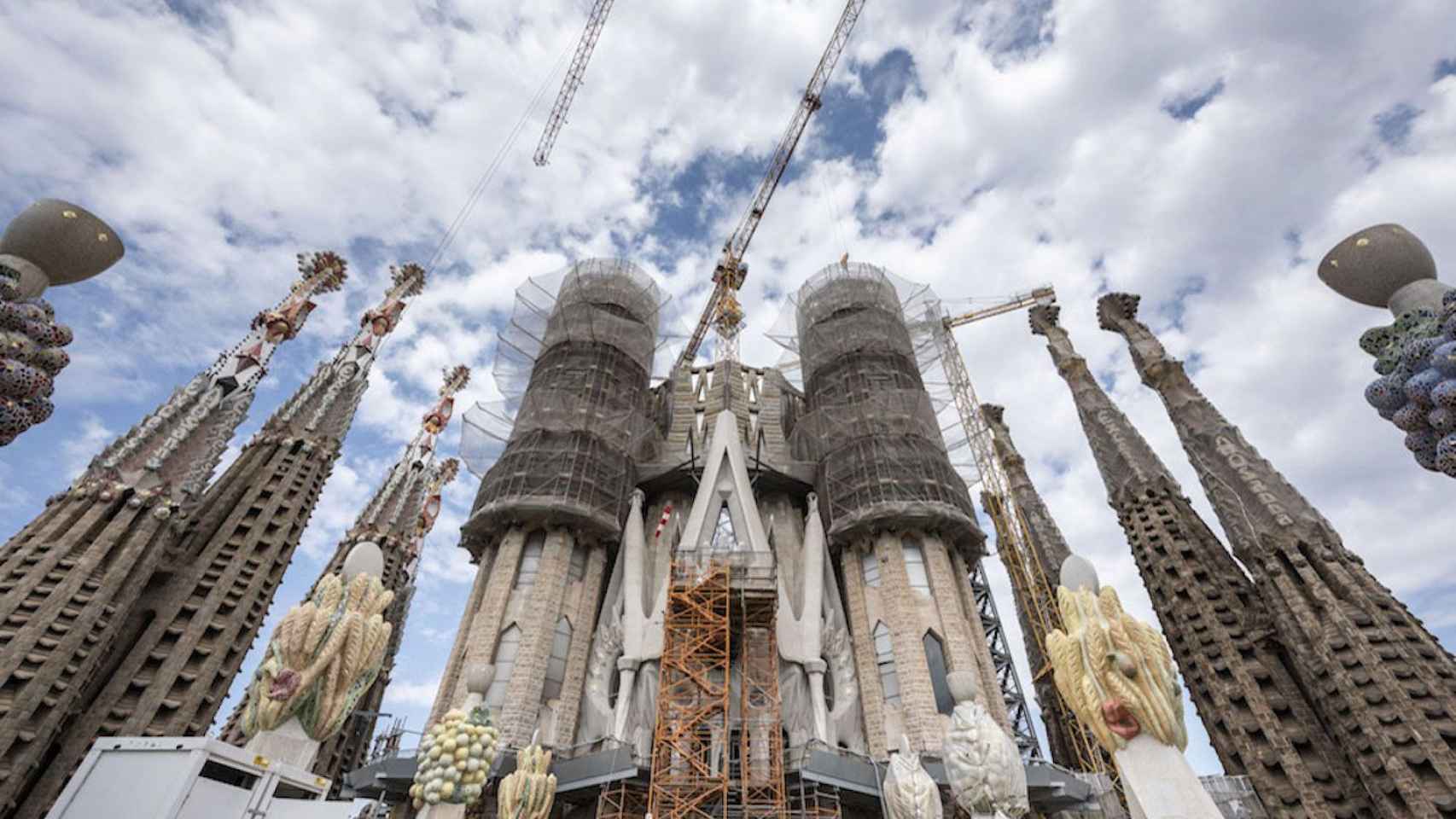 La Sagrada Família en obras rodeada de grúas / FUNDACIÓ JUNTA CONSTRUCTORA SAGRADA FAMÍLIA