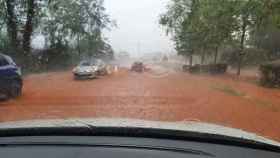 Una calle inundada vista desde el interior de un vehículo / REDES SOCIALES