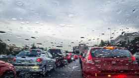 Atasco de coches en un día de lluvia / PIXABAY