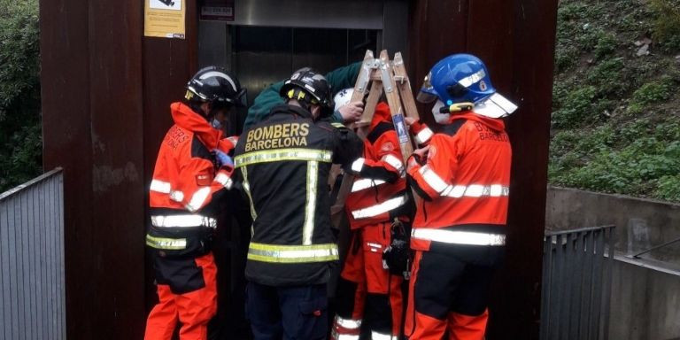 Efectivos de los bomberos de Barcelona durante un rescate en un ascensor exterior / BOMBERS DE BARCELONA