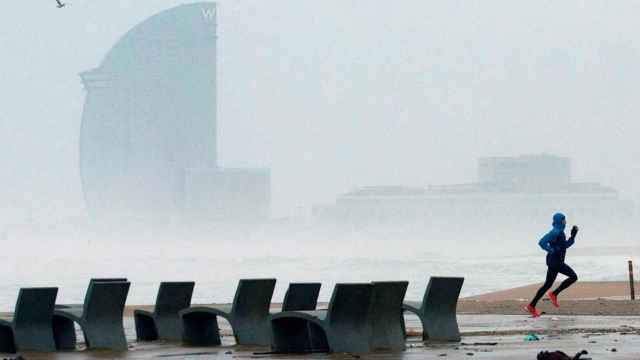 Imagen de una tormenta en Barcelona con el Hotel W al fondo / EFE