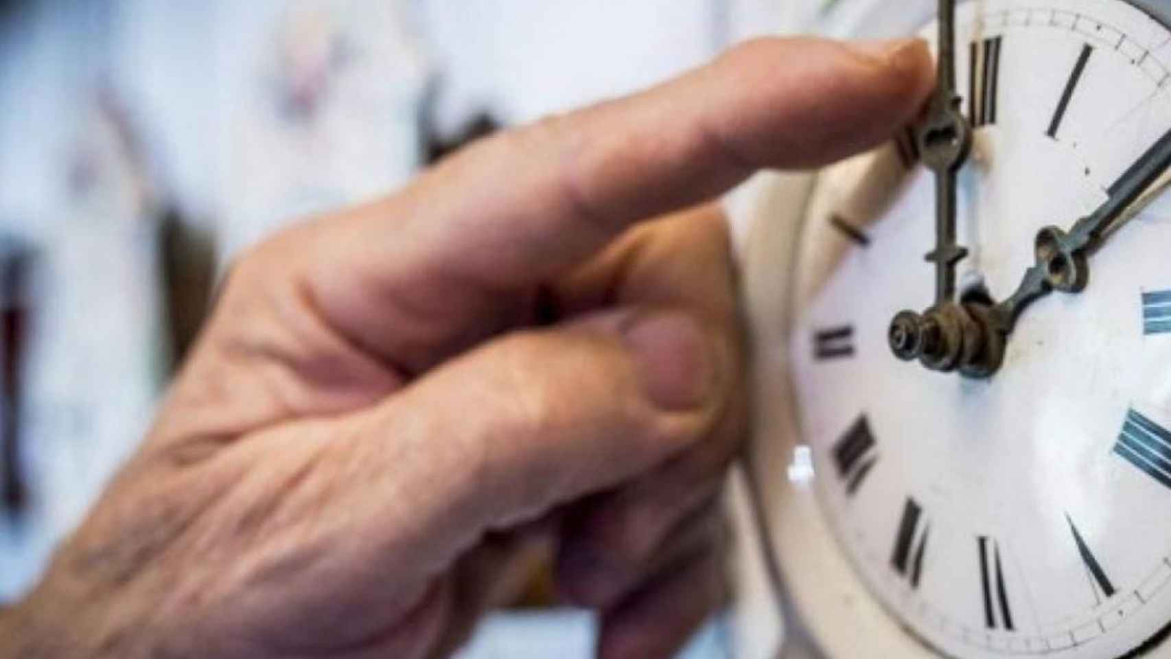 Una persona cambiando la hora para ajustarla al horario de invierno / ARCHIVO