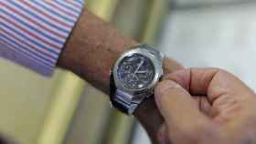 Un hombre ajusta las agujas de su reloj en una imagen de archivo / EUROPA PRESS