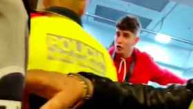 La policía interviene en la pelea en un tren de la R1 de Rodalies / TELEGRAM - 'BCN LEGENDS'