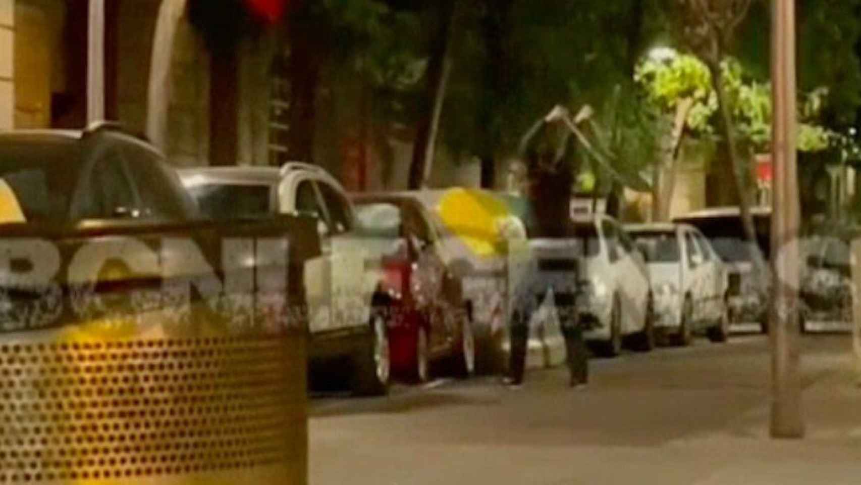 Un hombre destroza un coche a golpes de silla en Barcelona / TELEGRAM - 'BCN LEGENDS'