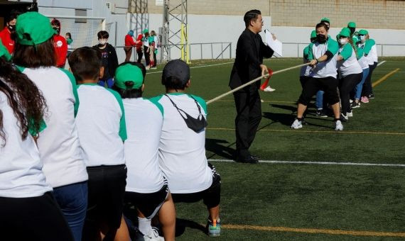 Coreanos de Barcelona compitiendo en el juego de la cuerda, similar al de 'El juego del calamar' / EFE