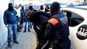 Agente de los Mossos en Barcelona con un detenido / EFE