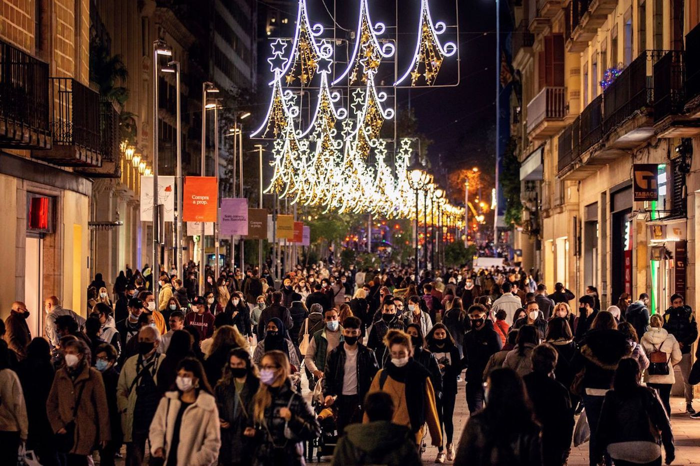 Ambiente de compras de Navidad en el centro de Barcelona, un día festivo de diciembre de apertura de tiendas / EFE