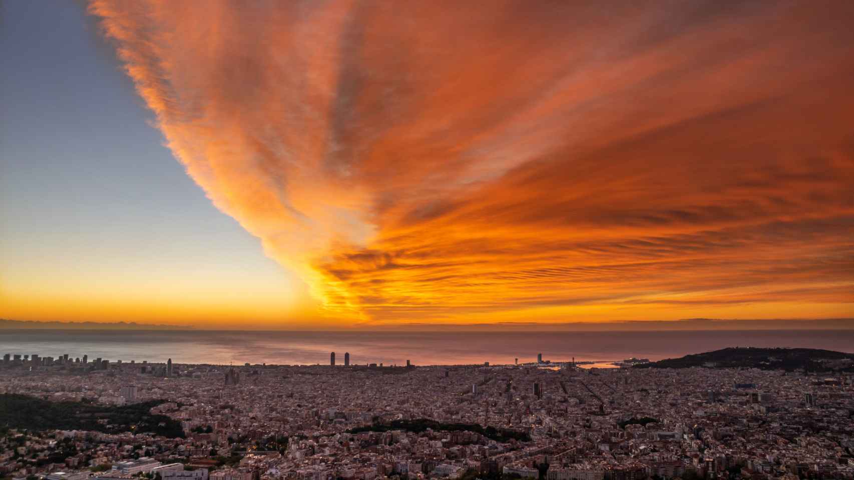 Candilazo de nubes altas y medias desde el Observatori Fabra de Barcelona / ALFONS PUERTAS - @alfons_pc