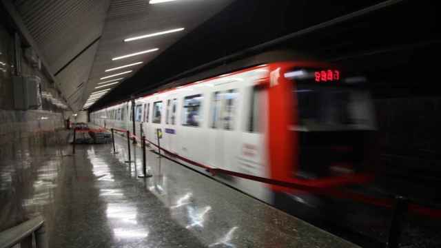 Un convoy llega a una parada de la L1 del metro, donde tres estaciones se han quedado sin servicio / EFE