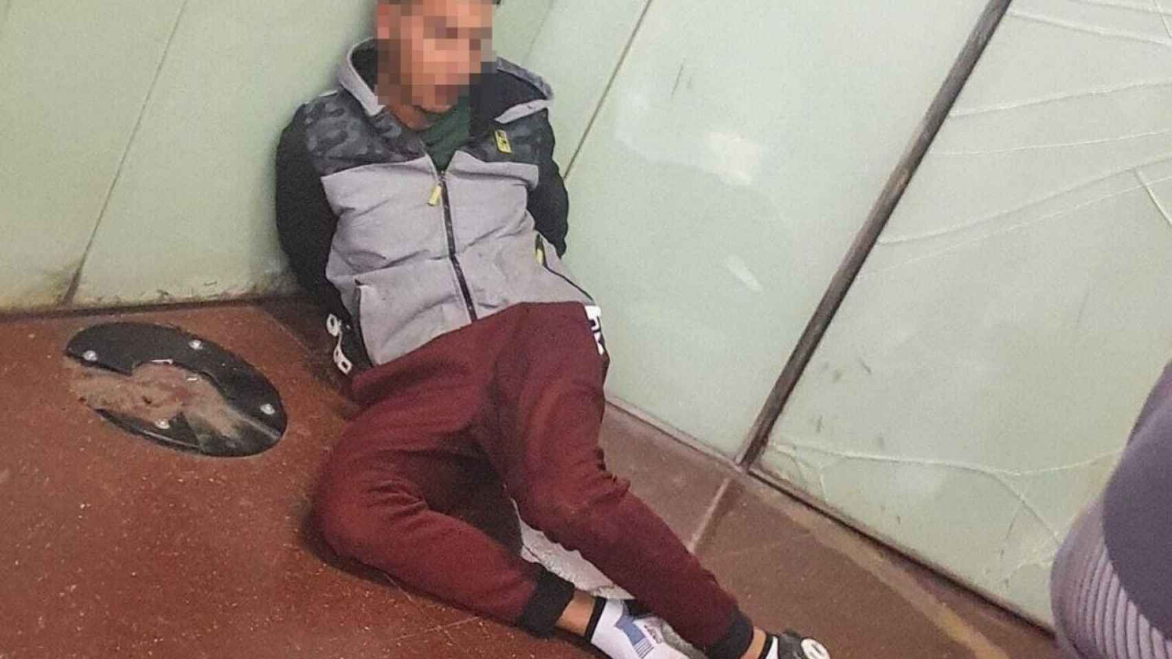 El joven detenido en una estación del metro de Barcelona / CEDIDA