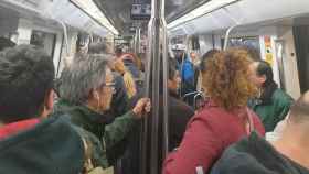 Un vagón de la L5 del metro de Barcelona, abarrotado de gente / REDES SOCIALES