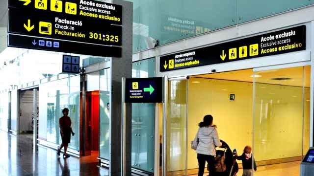 Pasajeros pasan un control de seguridad del Aeropuerto de Barcelona, en una imagen de archivo / EL PRAT