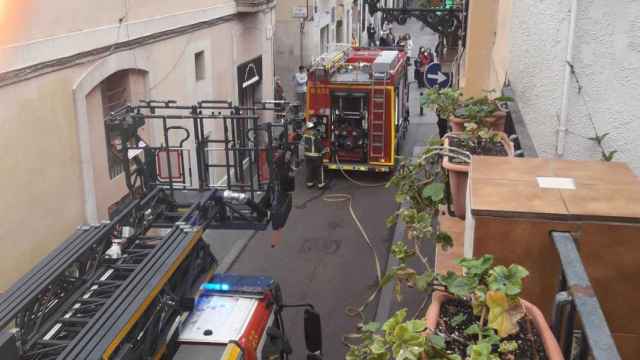 Coches de bomberos en las calles de Gràcia por el incendio / TWITTER BOMBERS DE BCN