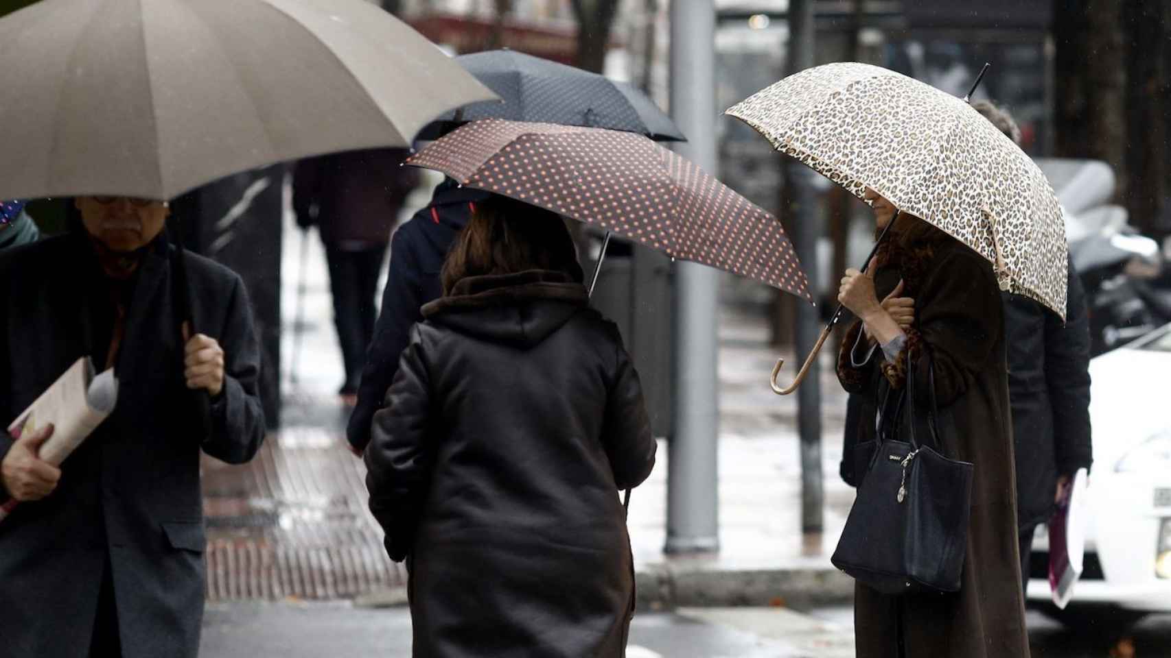 Varias personas pasean por Barcelona con paraguas a causa de las lluvias de noviembre / EUROPA PRESS