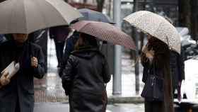 Varias personas pasean por Barcelona con paraguas a causa de las lluvias de noviembre / EUROPA PRESS