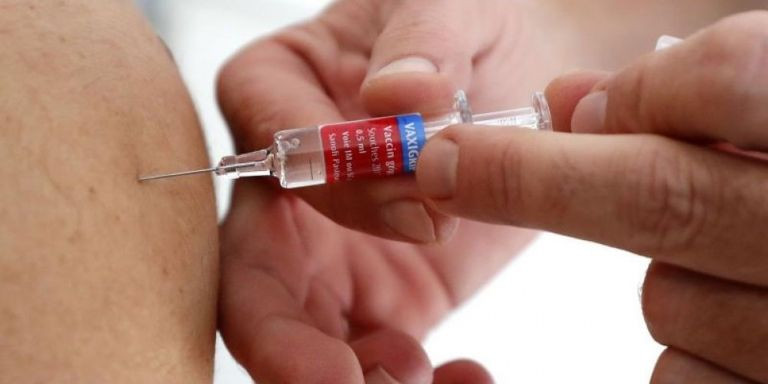 Una persona recibe una vacuna / EFE
