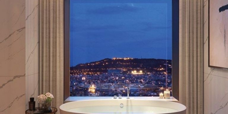 Bañera y vistas de Barcelona de un piso de las Residencias Mandarin / MANDARIN