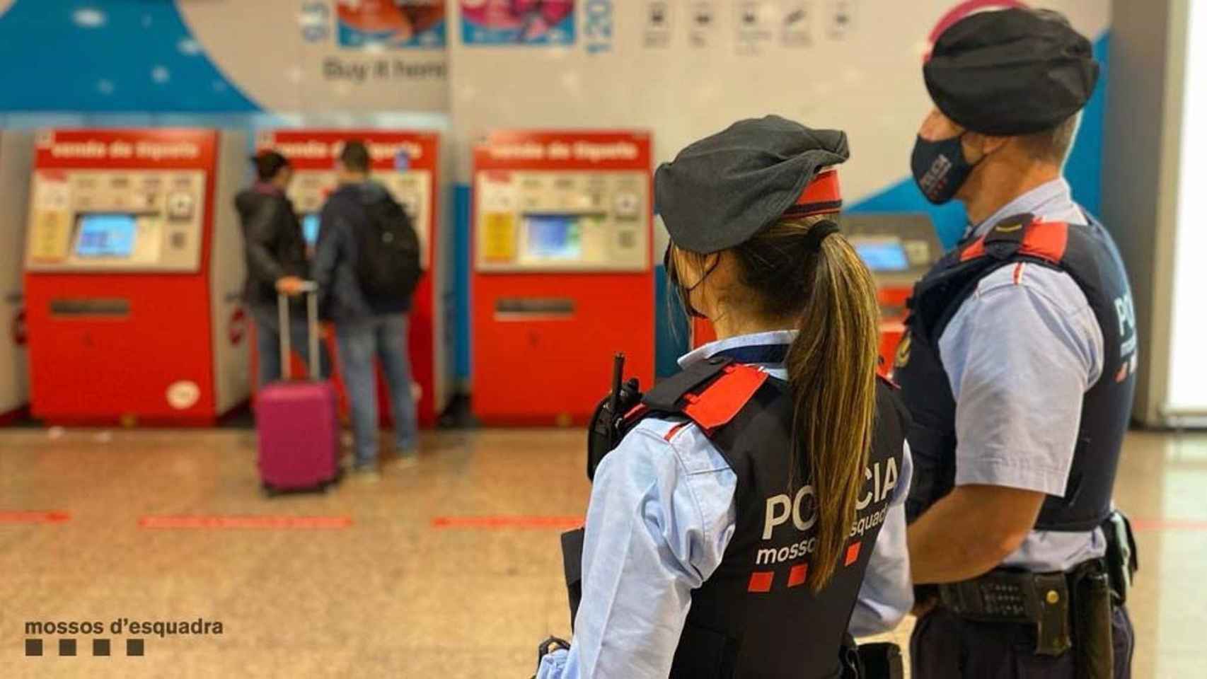 Dos agentes de los Mossos d'Esquadra vigilan en una estación de Metro de Barcelona. - MOSSOS D'ESQUADRA