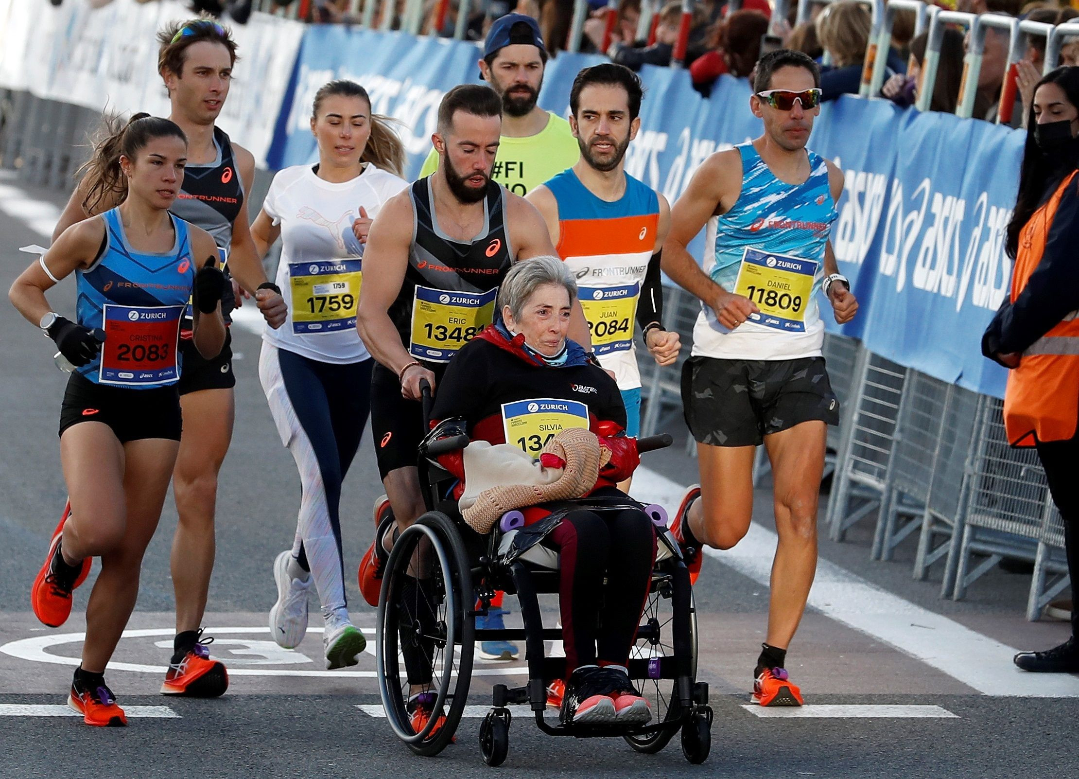 El deportista Eric Domingo (c), batió el récord Guinness de una maratón empujando la silla de ruedas de su madre Silvia, compitiendo en la 42ª edición del Zurich Maratón de Barcelona para visibilizar la esclerosis múltiple / EFE- Andreu Dalmau