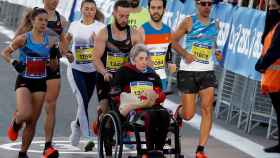 El deportista Eric Domingo (c), batió el récord Guinness de una maratón empujando la silla de ruedas de su madre Silvia, compitiendo en la 42ª edición del Zurich Maratón de