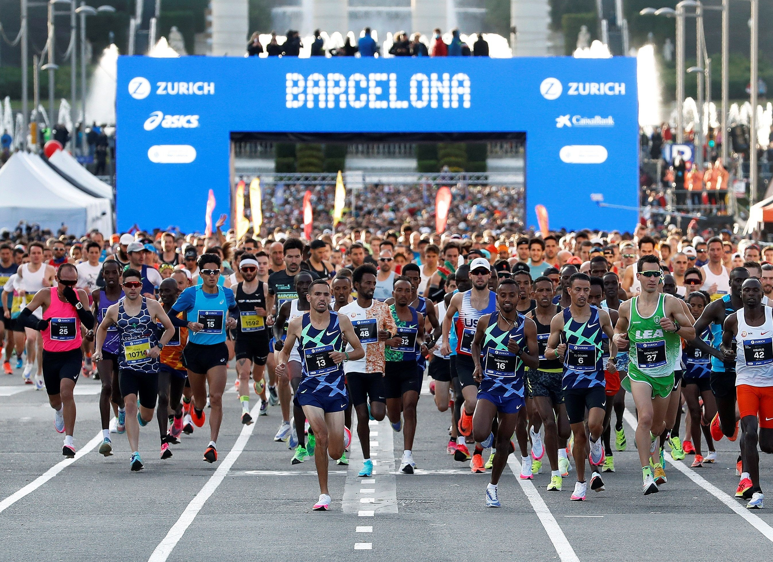 Un total de 15.100 atletas participaron esta mañana en la maratón de Barcelona disputada por las calles del centro de la ciudad. EFE/ Andreu Dalmau