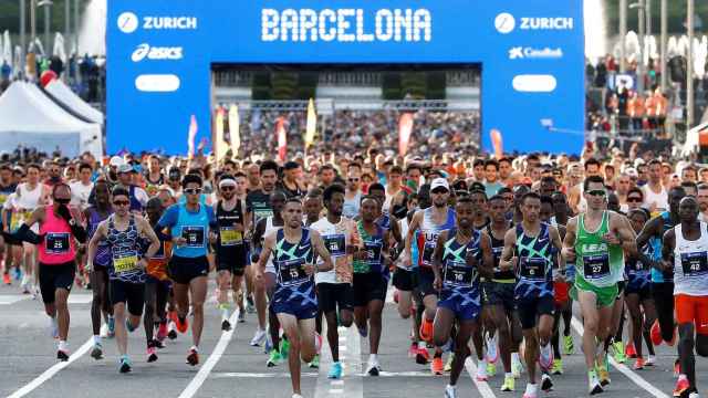 Imagen de la maratón de Barcelona disputada por las calles del centro de la ciudad. EFE/ Andreu Dalmau