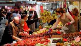 Consumidores en un mercado en Barcelona / EFE
