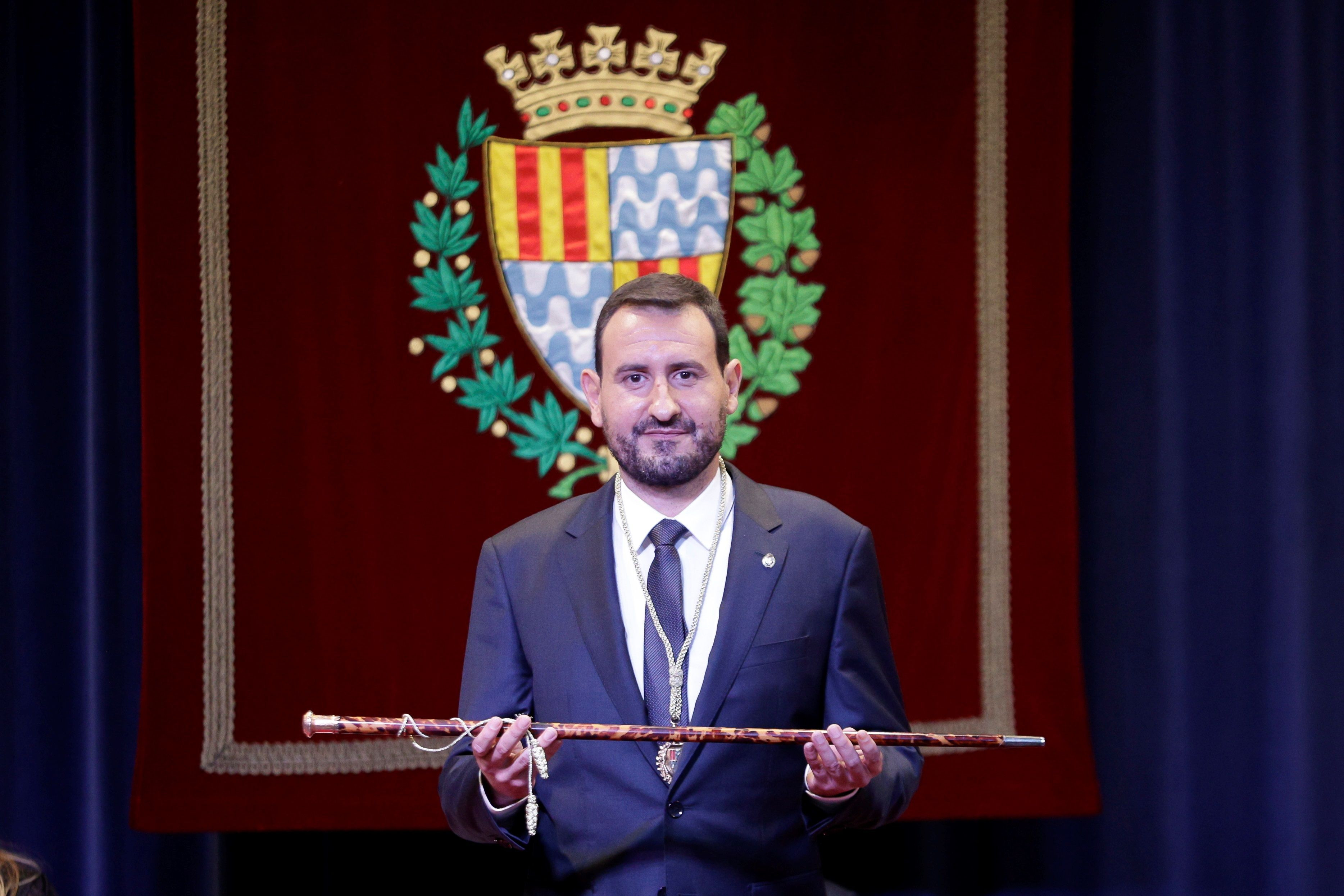 El alcalde de Badalona, Rubén Guijarro, cogiendo la vara de alcalde / EFE - QUIQUE GARCÍA