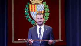 El nuevo alcalde de Badalona, Rubén Guijarro, cogiendo la vara de alcalde / EFE - QUIQUE GARCÍA