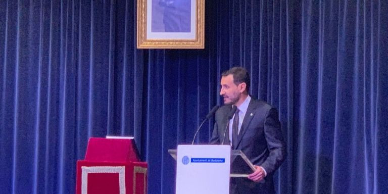 El alcalde de Badalona, Rubén Guijarro, en su intervención en el pleno de este lunes / METRÓPOLI