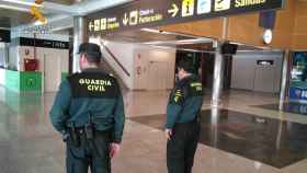 Dos agentes de la Guardia Civil en un aeropuerto español / EP