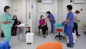 Trabajadores de la salud reciben la vacuna de Pfizer/BioNTech contra la COVID-19 en el Hospital Central Universitario en Coimbra (Portugal) / EFE