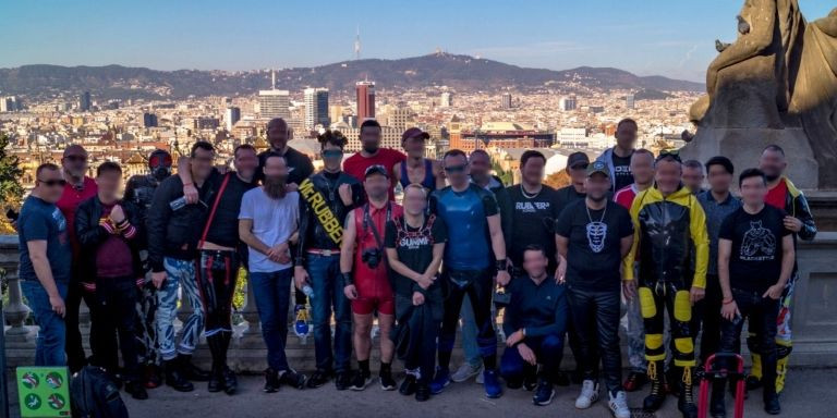 Participantes de la última edición del Barcelona Rubber Weekend, durante el tour por la ciudad / ÀLEX COCO